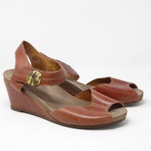 Taos Footwear Tan Leather Open-Toe Wedge Sandals with Brass Accent